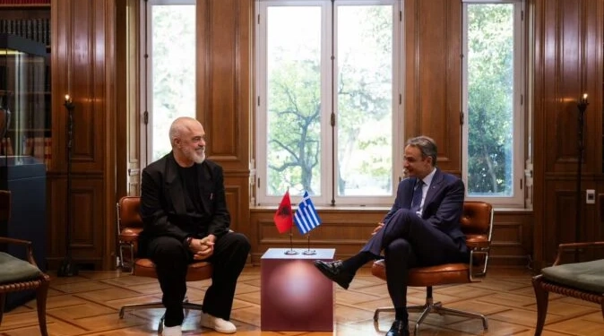 “Ndjesë se nuk jam veshur aq zyrtar sa ti”, batuta mes Ramës dhe Mitsotakis: Ne na pëlqen si vishesh, je kreativ