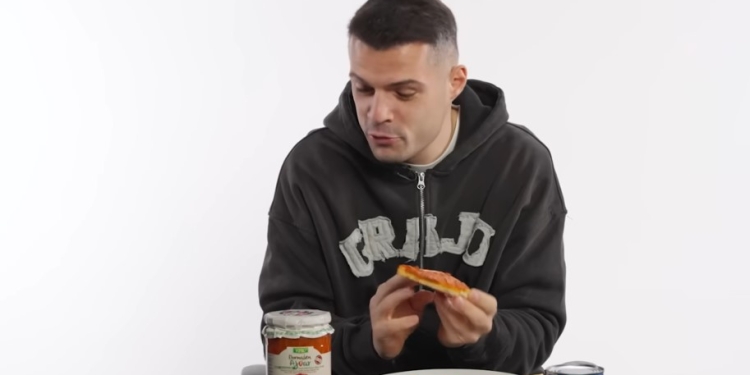 Granit Xhaka zgjedh ajvarin: Në Kosovë e hamë për mëngjes