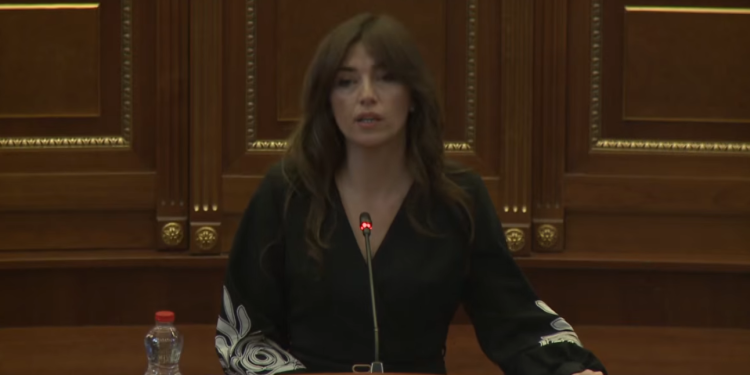 Haxhiu e nis seancën për ofendimet e deputetit Geci, ja çfarë tha për deklaratat e tij skandaloze