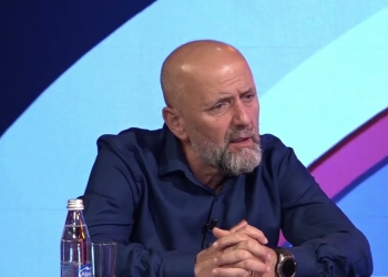 Alfred Cako: Thaçi dhe Veseli rrezikojnë të mos lirohen nga Haga