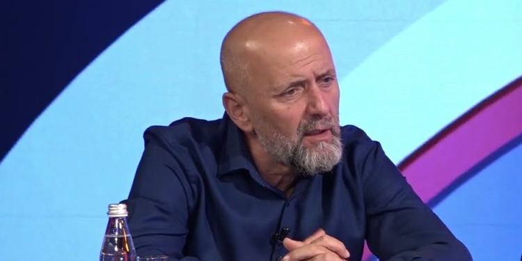 Alfred Cako: Thaçi dhe Veseli rrezikojnë të mos lirohen nga Haga