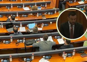 “I përdor 30 fjalë pa nevojë, ta merr mendja i ka shkru me ChatGPT”, Kërçeli i VV-së kritikon Arian Tahirin