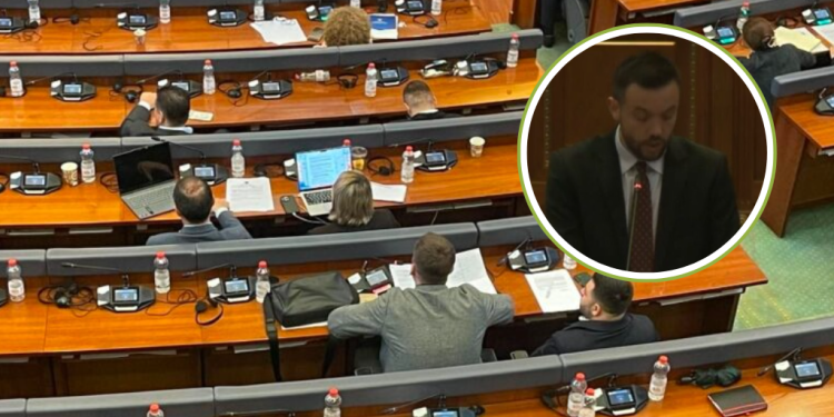 “I përdor 30 fjalë pa nevojë, ta merr mendja i ka shkru me ChatGPT”, Kërçeli i VV-së kritikon Arian Tahirin