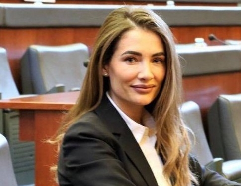 Kurti u shkroi në WhatsApp, deputetja e PDK’së: S’mundesh me u marrë vesh me të, kemi kërkuar ftesë të shkruar