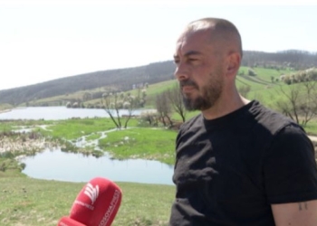 Kush është heroi që po i shpëton ata që bien në liqenin e Livoçit?