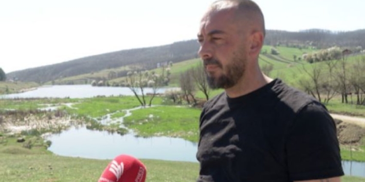 Kush është heroi që po i shpëton ata që bien në liqenin e Livoçit?