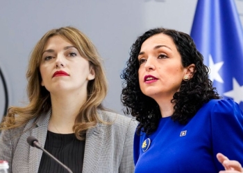 Vjosa Osmani merr pjesë në ceremoninë e varrimit të babait të Albulena Haxhiut/PAMJE