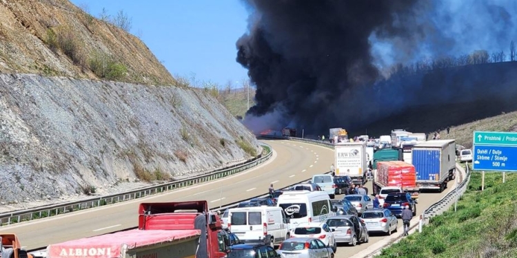 Digjet kamioni në autostradën “Ibrahim Rugova”, Policia jep detaje mbi incidentin