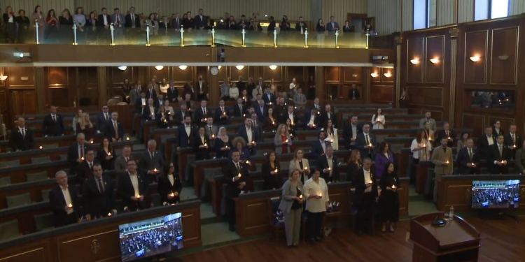 Deputetët në Kuvend ndezin qirinj për të mbijetuarit e dhunës seksuale gjatë luftës