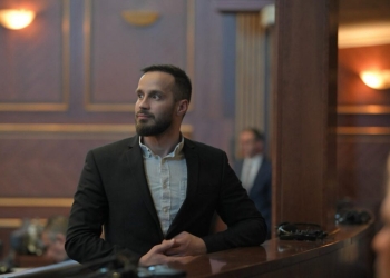 Reagon Fatos Geci, shprehet pishman për gjuhën në Kuvend por prapë godet Thaçin: Përtej respektit për UÇK, s’mund të kem edhe për individë