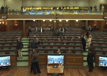 Zgjedhja e Presidentit – 20 minuta vonesë nga orari i paraparë, në sallë shihen vetëm deputetët e shumicës