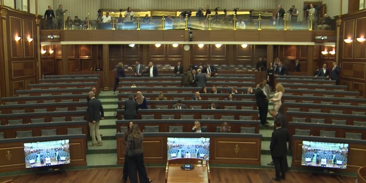 Zgjedhja e Presidentit – 20 minuta vonesë nga orari i paraparë, në sallë shihen vetëm deputetët e shumicës