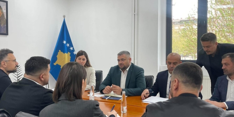 Humbjet e jetëve në vendin e punës, Hoti takohet me Shoqatën e Ndërtimit në Kosovë