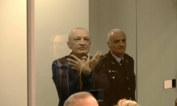 Ilir Meta brenda kafazit të xhamit, fjalët e para të tij në seancën gjyqësore: Proces i turpshëm me shpifje