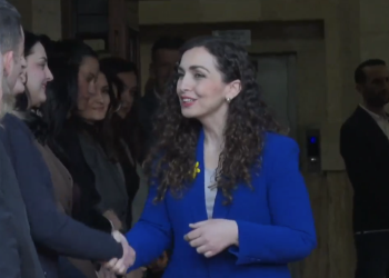 Vjosa Osmani përlotet pas largimit nga presidenca, stafi i saj e përcjell me lot dhe duartrokitje/ PAMJE