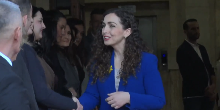 Vjosa Osmani përlotet pas largimit nga presidenca, stafi i saj e përcjell me lot dhe duartrokitje/ PAMJE