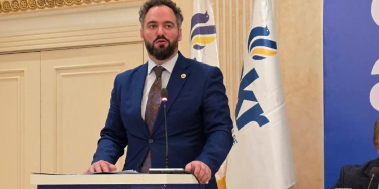 Emir Abrashi zgjidhet kryetar i ri i AKR-së, Behgjet Pacolli emërohet President Emeritus