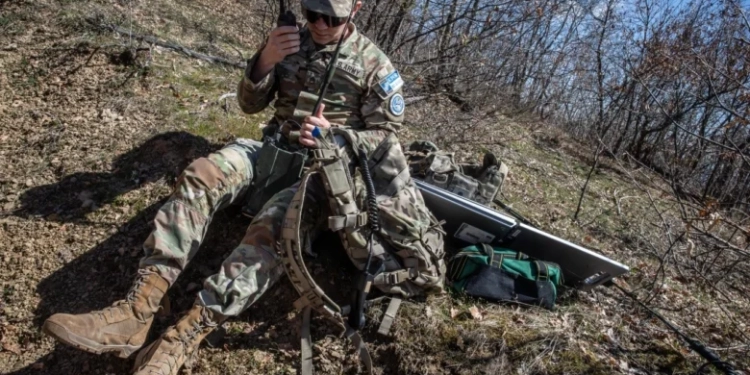 Ushtarët e KFOR-it realizojnë stërvitje për evakuim me helikopter në lindje të Kosovës
