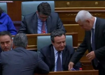 Çfarë mesazhi i solli, Kurti lexon diçka për disa sekonda në telefonin e Sveçlës
