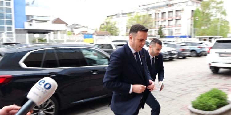 Abdixhiku: S’kanë fillu bisedimet për Vjosa Osmanin, s’është e vërtetë