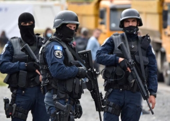 Bixhozi ilegal në katër qytete: këta janë 21 të arrestuarit – u kapën me 170 mijë euro, vetura dhe armë