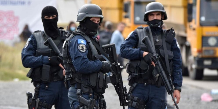 Bixhozi ilegal në katër qytete: këta janë 21 të arrestuarit – u kapën me 170 mijë euro, vetura dhe armë