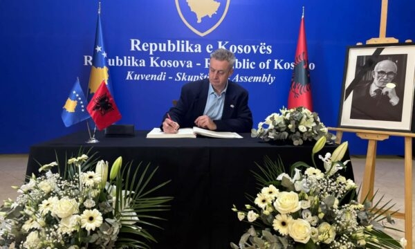 Hargreaves: Rexhep Qosja, figurë e madhe e historisë dhe një shkrimtar i madh