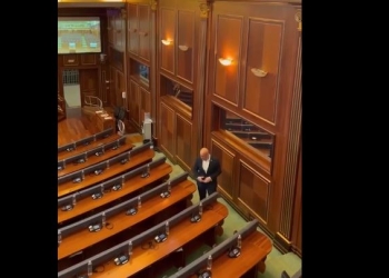 Haradinaj arrin i pari në kuvend, ankohet për vonesa