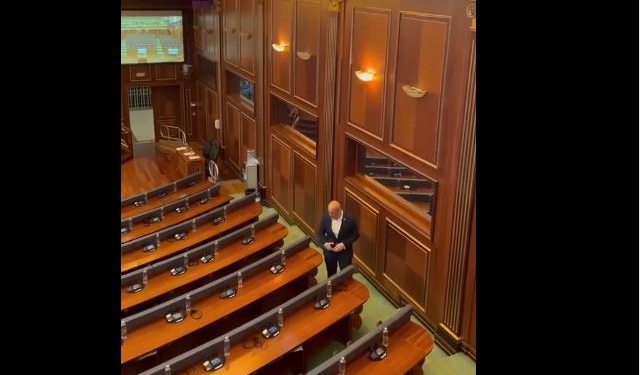 Haradinaj arrin i pari në kuvend, ankohet për vonesa