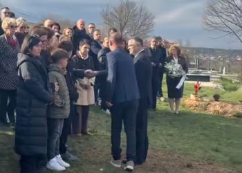 “Bëhu e fortë”, Daut Haradinaj e Besnik Tahiri ngushëllojnë Albulena Haxhiun në varrimin e babait