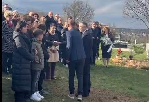 “Bëhu e fortë”, Daut Haradinaj e Besnik Tahiri ngushëllojnë Albulena Haxhiun në varrimin e babait