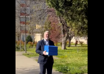 Azemi i LDK-së me dosje në duar për orët e KEDS-it hyn në stacionin e Policisë në Prishtinë