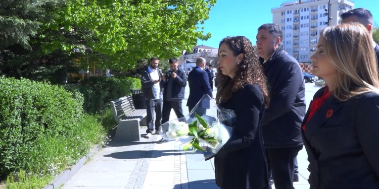 Vjosa Osmani refuzon të komentojë për çështjen e presidentit gjatë homazheve