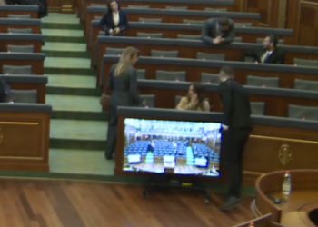 “Mos mu afro, ik ,ik”- Fatos Geci tenton t’i flas Çitakut në Kuvend, ajo e injoron