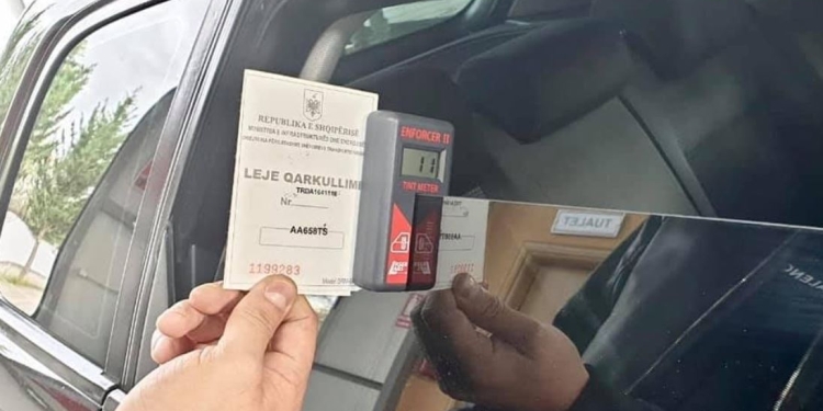 Nis lëshimi i vërtetimeve për xhamat e errësuar në automjete: Ja sa kushton procedura