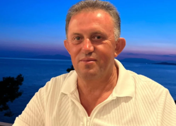 Sulmohet fizikisht politikani në Lezhë, i thyen këmbët dhe ia prenë veshin