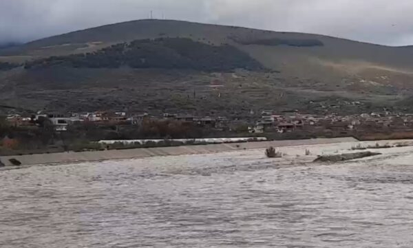 Tragjedi në Berat: Gjendet i mbytur në lumin Osum 30-vjeçari që ishte shpallur i zhdukur