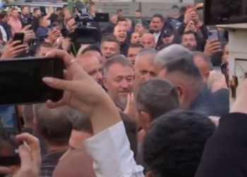 Sami Lushtaku arrin në stacionin policor në Skenderaj
