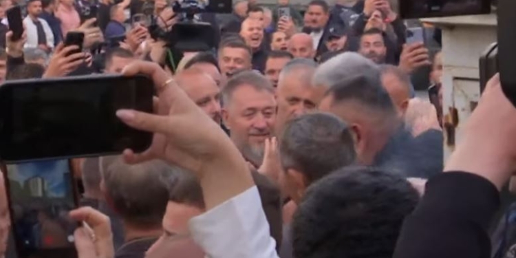 Sami Lushtaku arrin në stacionin policor në Skenderaj