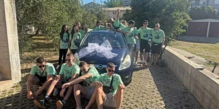 Maturantët në Kroaci i blejnë veturë arsimtares së tyre e cila vuante shumë për ta mbajtur familjen/VIDEO