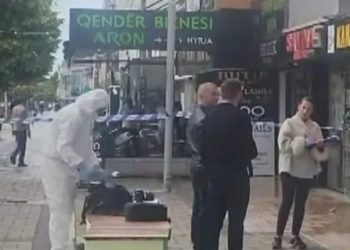 Grabitja e argjendarisë në Kamëz, dalin pamjet – njëri prej autorëve rrëzohet, tjetri e gjuan në kokë