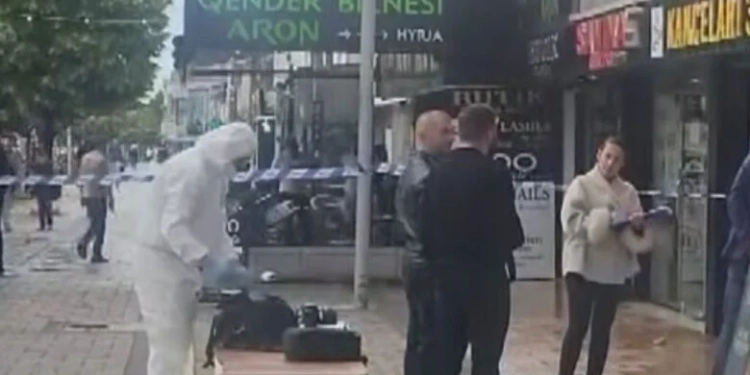 Grabitja e argjendarisë në Kamëz, dalin pamjet – njëri prej autorëve rrëzohet, tjetri e gjuan në kokë