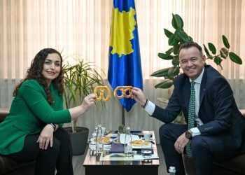 “Ku je z.kryetar” Përshëndetje e ftohtë mes Vjosa Osmanit e Faton Pecit në një tubim