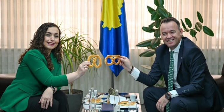 “Ku je z.kryetar” Përshëndetje e ftohtë mes Vjosa Osmanit e Faton Pecit në një tubim