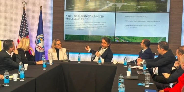 Komuna e Prishtinës dhe Oda Ekonomike Amerikane diskutojnë alternativat e financimit për kryeqytetin