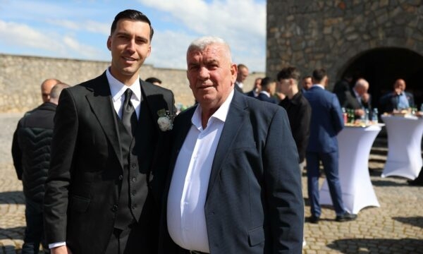 Ditë feste në Gllogjan, djali i heroit Shkëlzen Haradinaj i jep fund beqarisë