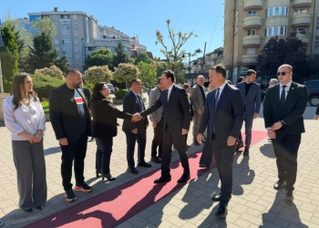 “Blindohet” Mitrovica, Kurti arrin te Peci me eskortë xhipash
