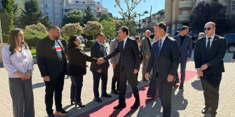 “Blindohet” Mitrovica, Kurti arrin te Peci me eskortë xhipash