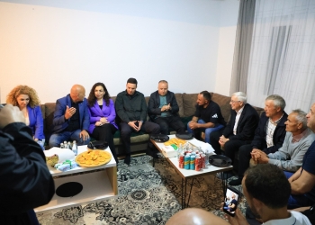 Osmani e Abdixhiku bashkë në Hajvali: Çaj e zemër të hapur shqiptare