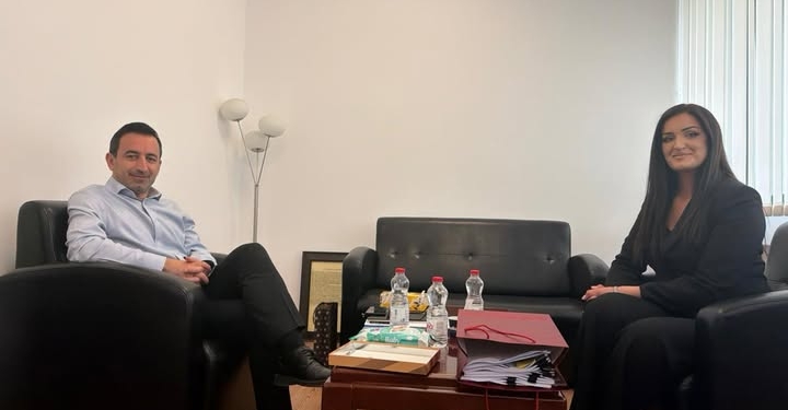 “Kënaqësi e atmosferë miqësore”, Dimal Basha ‘harron’ akuzat për mafi të betonit kundër bizneseve të familjes Grainca